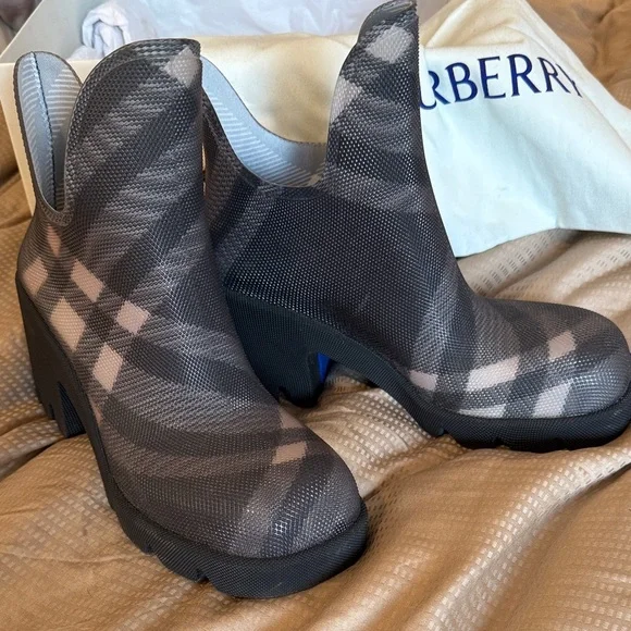 Burberry Women's Black and Gray Nova check Plaid Rain Boots - Picture 1 of 1